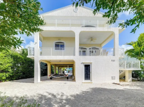 Spacious Canal-front Home: Florida Keys Gem
