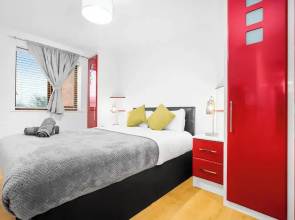 Cosy 2 bed Apt With Free Parking by Oldbury