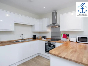 Luxury 2 Bed Apartment by 7 Seas Property Serviced Accommodation Maidenhead with Parking and Wifi