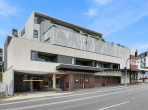 Modern 2-bed Ivanhoe Unit With Parking