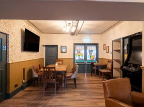 Host Stay Woodroffe Arms Hope Twin Room 5