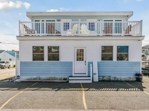 Bright Cozy 2 Blocks to the Beach Parking