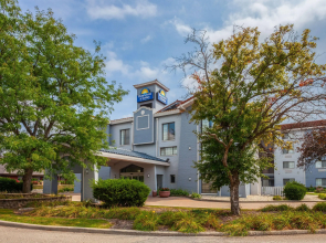 Days Inn & Suites by Wyndham Arlington Heights