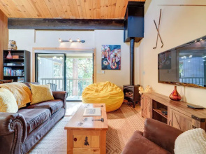 1 Mi to Lake Tahoe: Condo w/ Deck in Kings Beach!