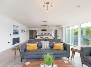 HOT TUB Entire 3 bed Penthouse East Lothian Luxury Apartment w Gdn Hot Tub, Musselburgh