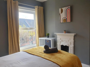 Cosy 2 Bedroom City House with 2 Bathrooms