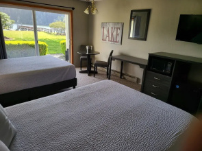 Lakeshore Lodge