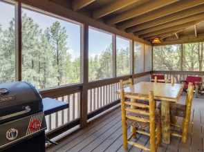 2 Mi to Show Low Lake: Scenic Cabin w/ Balcony