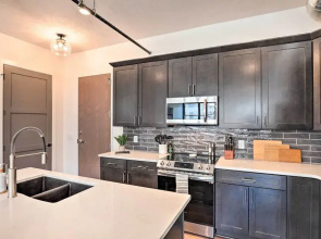 Walk to UNL Campus: Dtwn Lincoln Loft Apt!