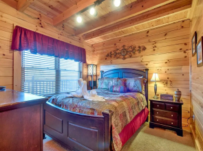 Misty Mountain Hideaway - Three Bedroom Cabin