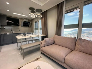 Y COLLECTION by UH FLAT OSIRIA