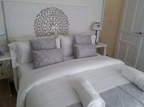 Sitges Centre Mediterranean House- 5 Bedroom, 4 Bathroom, Terrace Courtyard, Private Rooptop Pool