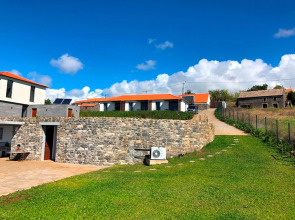 In peaceful Prazeres with seaview and pool – Hibiscus Studio in Quinta Inácia