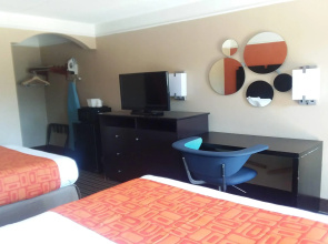 Howard Johnson by Wyndham Historic Lake Charles