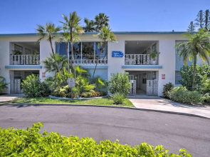 Naples Condo w/ Pool - Walk to Dining & Beach