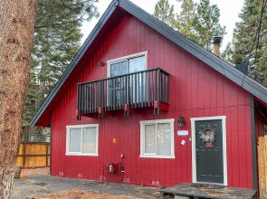 South Lake Tahoe Cabin ~ 7 Mi to Ski Resort!