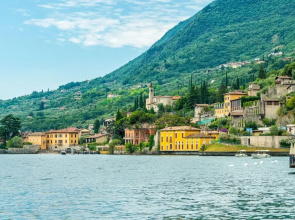 Liano Rosa-view Lake & Parking