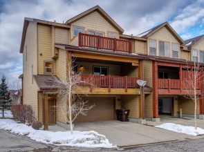 Luge Lane 5 Bedroom Townhouse by RedAwning