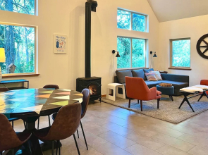 Modern Beaver Valley Cabin w/ Hot Tub & Games!