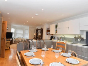 Queens Mews a Contemporary Beach Side Holiday Home for 6