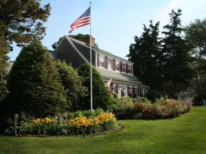 Allen Harbor Breeze Inn & Gardens
