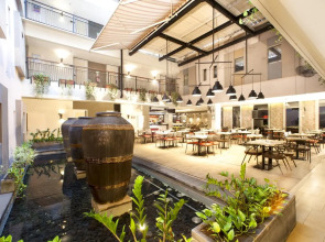 Отель Sevn Legian