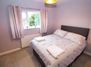 Spacious 3 Bed House - Newly Refurbished