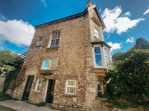 SUNNYSIDE APARTMENT - Spacious 2 Bedroom Ground Floor with Free Parking In Kendal, Cumbria