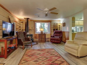 Cozy Augusta Cabin w/ Furnished Deck & Grill!