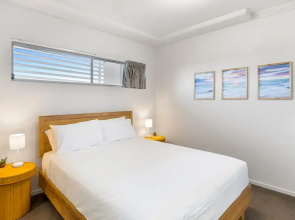 Birtinya 1-bed With Canal Views and Pool