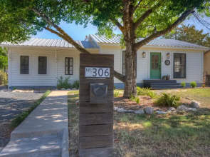 New Modern Farmhouse With Hot Tub, Fire Pit, & Games