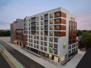 Holiday Inn Express And Suites Woodside Queens Nyc