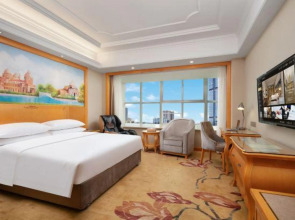 Vienna International Hotel (Baoji High-speed Railway Station)