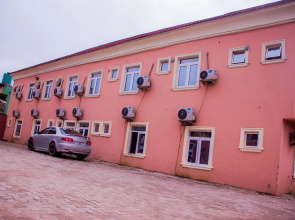 Glass House Suites Annex