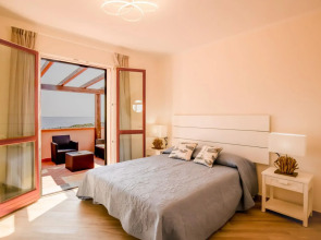 Just built with beautiful sea view, in the center of Capoliveri and equipped with every comfort-Casa Andreale