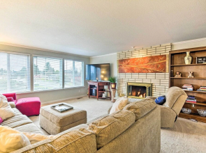 Spacious Tacoma Getaway: 2 Mi to Old Town!