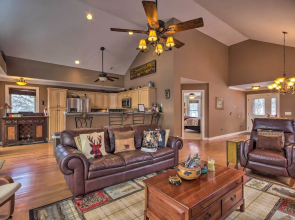 Beech Mountain Retreat w/ Open Deck: 2 Mi to Ski!