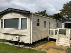 Luxury 2 Bedroom Holiday Home on Beachside Park