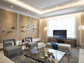 Al Jaddaf Rotana Suite Hotel