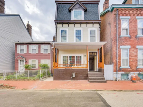 Modern Pittsburgh Home w/ Rooftop Deck & Backyard