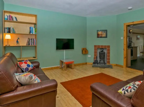 Cosy Cottage Close to East Beach, Shops, Restaurants and RAF base