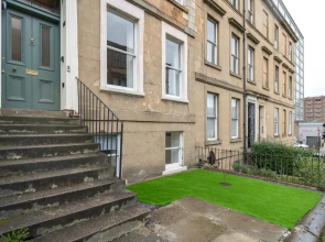 The Renfrew Residence 4-bedroom, city centre