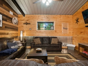 Modern Cabin in Broken Bow w Hot Tub Firepit