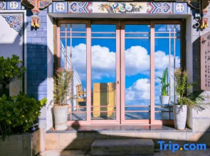 Dali Bright Moon Over Mountains & Sea · Sea View Garden Resort Guesthouse