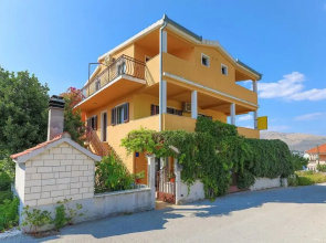 Beautiful Apartment in Okrug Donji With 1 Bedrooms and Wifi