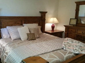 Quiet 2 Bdrm-Gourmet Kitchen-Comfy King