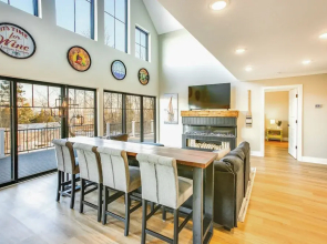 Hot Tub & Fire Pit: Suttons Bay Home Near Wineries