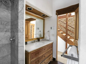 Treehouse by Avantstay Secluded Mountain Cabin w Views Hot Tub Treehouse