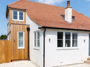 Mariners Stylish Beachside Getaway With Sea Views