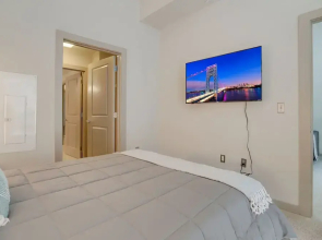 Fantastic Condo at Crystal City With Gym